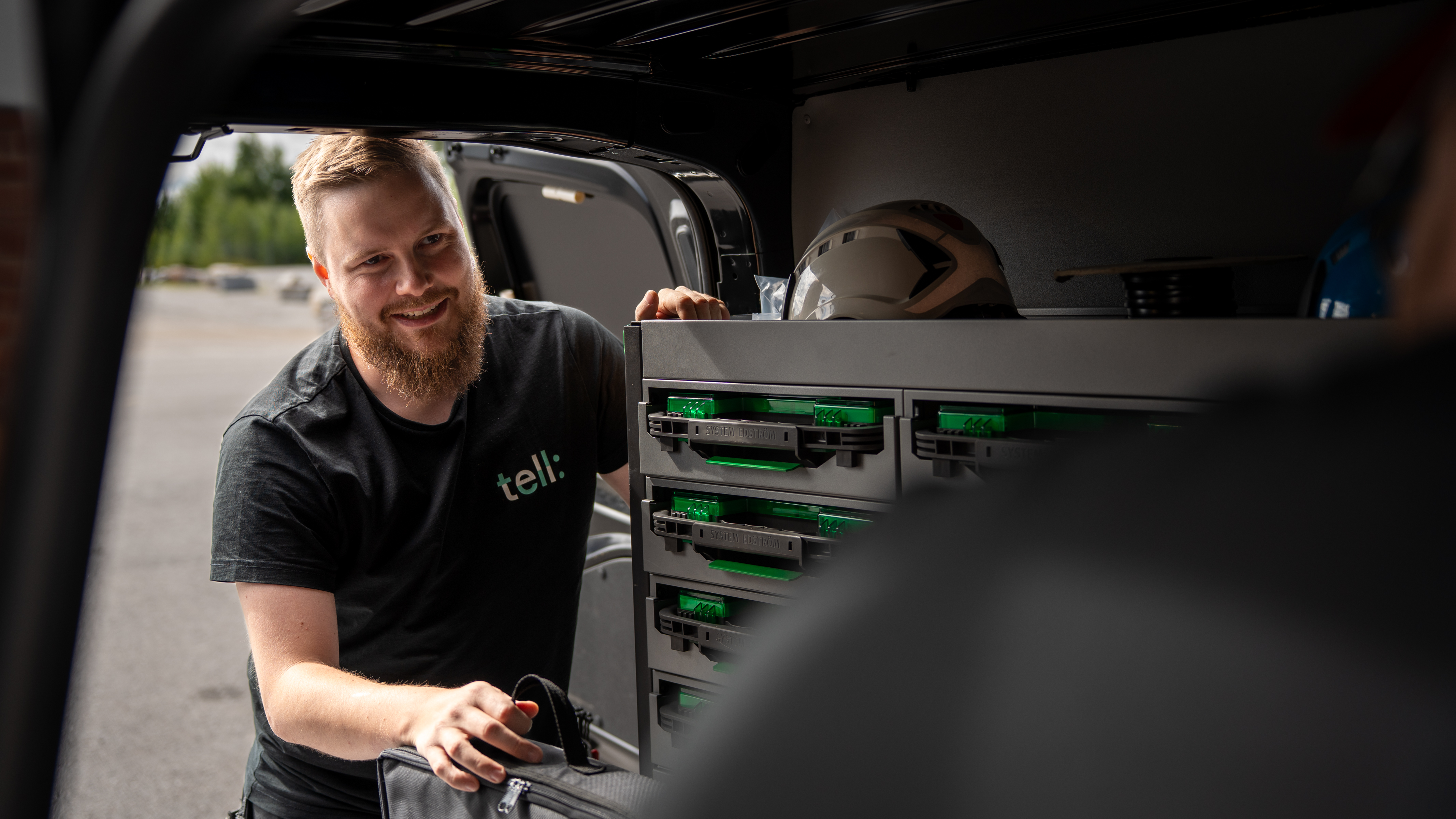 Tekniker vid ett servicefordon