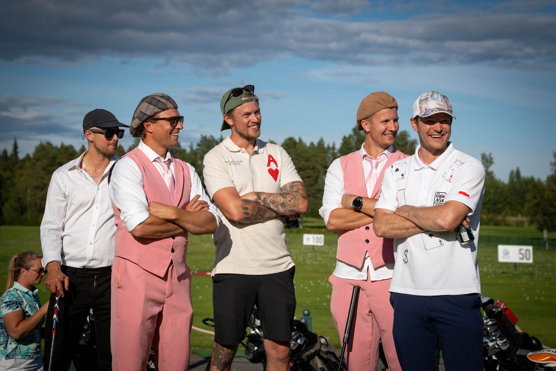 Spelare på drivingrangen under Tell Invitational
