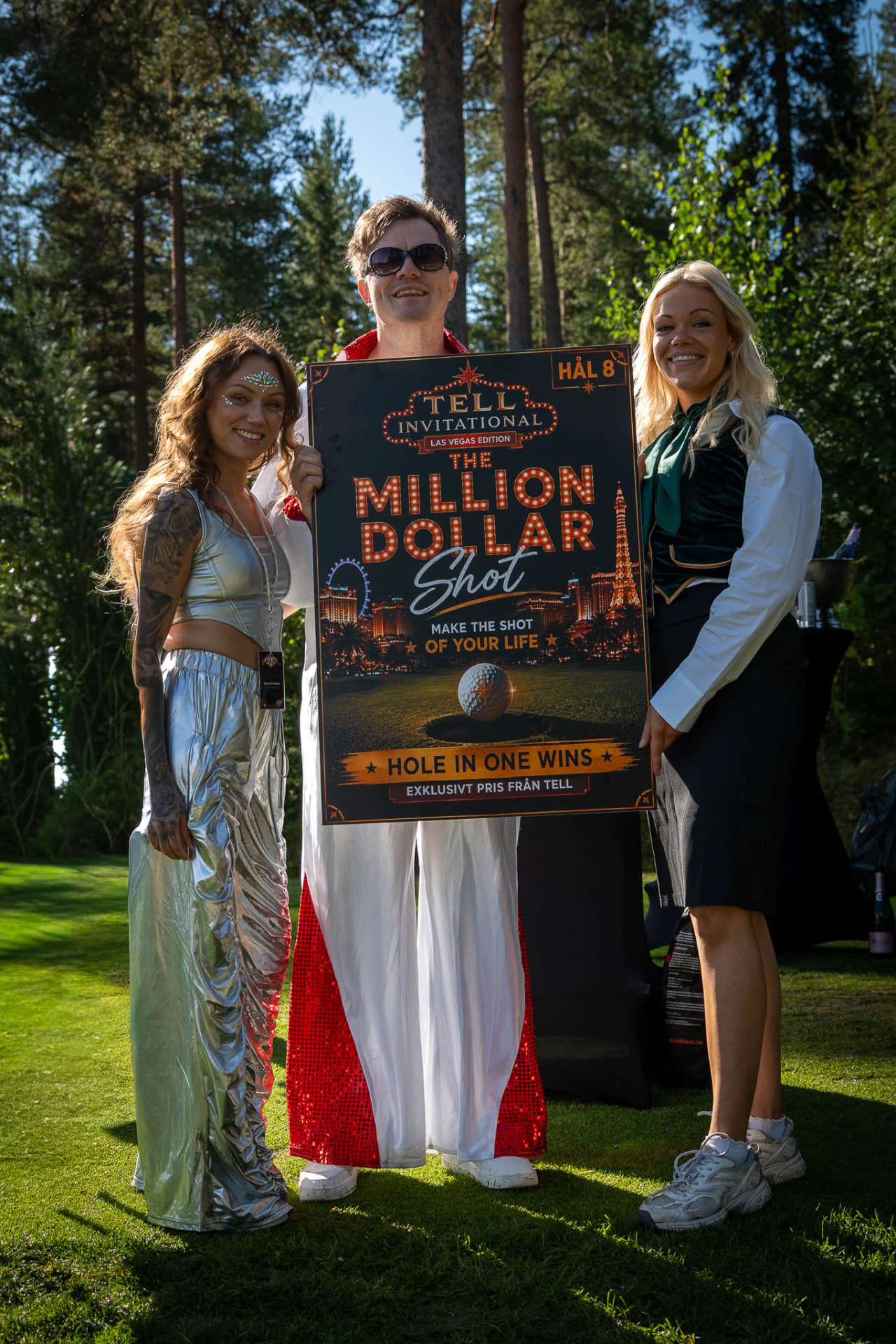 Deltagare vid hål 8 under Tell Invitational